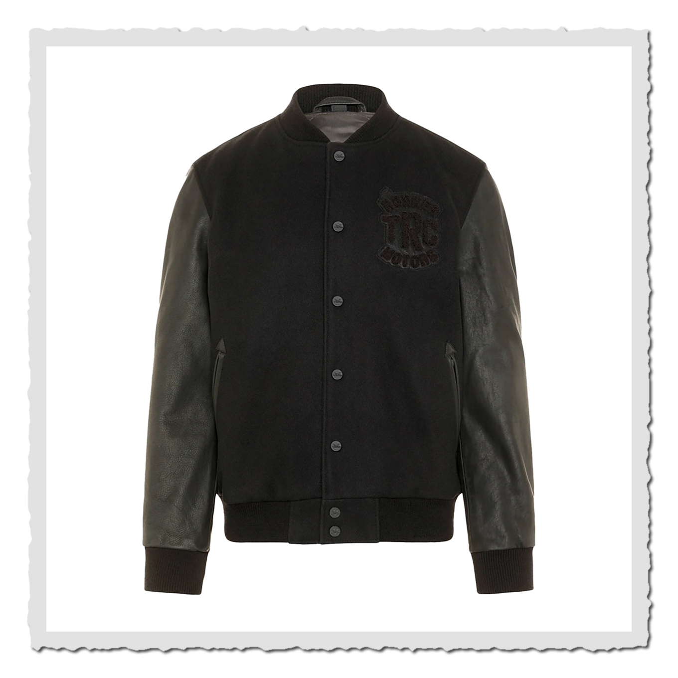 Schwarze Collegejacke frontal freigestellt auf weißem Hintergrund, Druckknöpfe vorn, Lederärmel sichtbar.